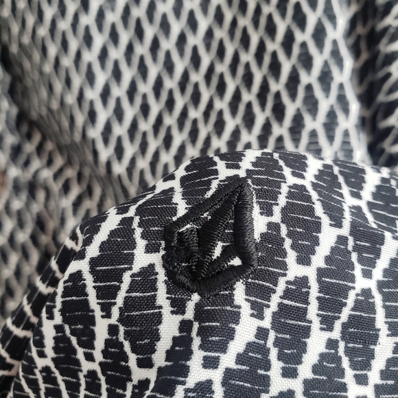 Cool Volcom Button Up Blouse VGUC Long Sleeve Collar Pattern Women’s - Picture 3 of 6